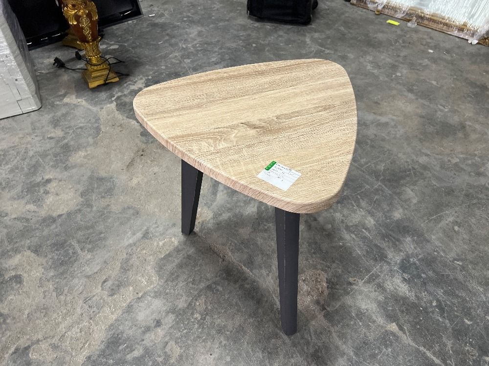 Triangular Shape Wooden Side Table / Meja Sisi Kayu Bentuk Segitiga