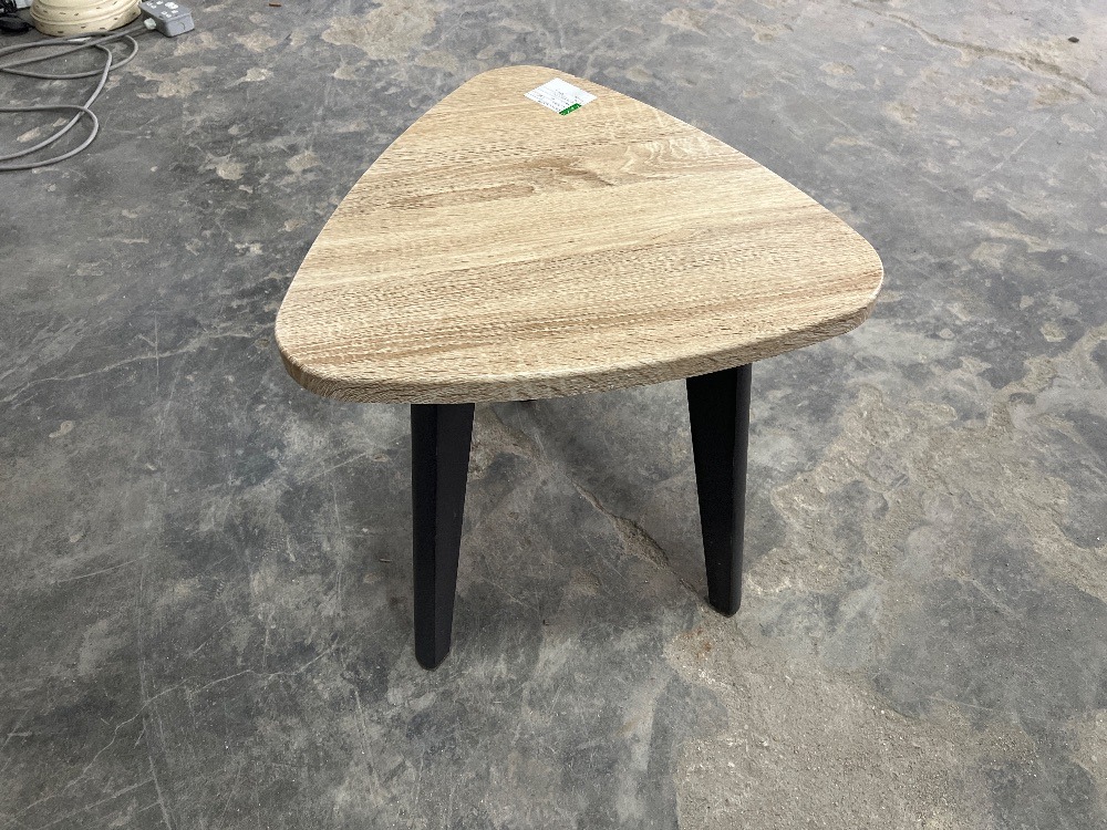 Triangular Shape Wooden Side Table / Meja Sisi Kayu Bentuk Segitiga