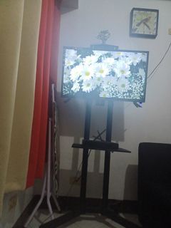 32 inches smart television with high end stand
