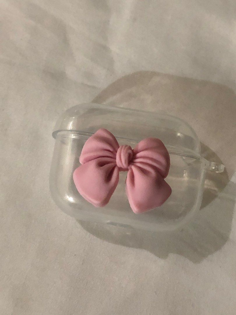 Airpods pro case (Category: Portable Audio Accessories) located in Batangas. Submitted by v.ukay (Listing ID 1197495781, Image 2). Description: -saur cutee -for airpods pro -brand new ! -never used -received as a gift - rfs: wrong model :(.