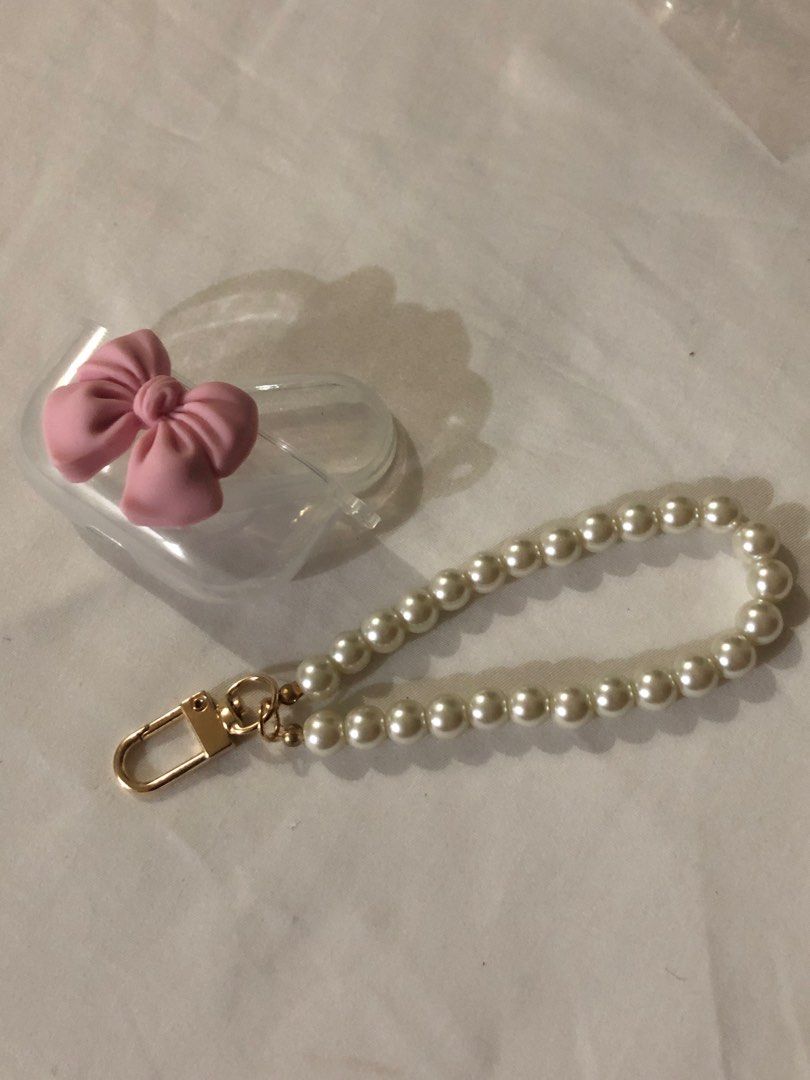 Airpods pro case (Category: Portable Audio Accessories) located in Batangas. Submitted by v.ukay (Listing ID 1197495781, Image 1). Description: -saur cutee -for airpods pro -brand new ! -never used -received as a gift - rfs: wrong model :(.