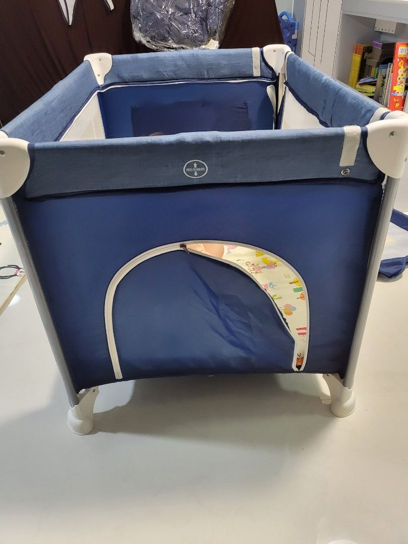 travel cot including mattress