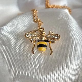 Bee 🐝 enamel pendant necklace.