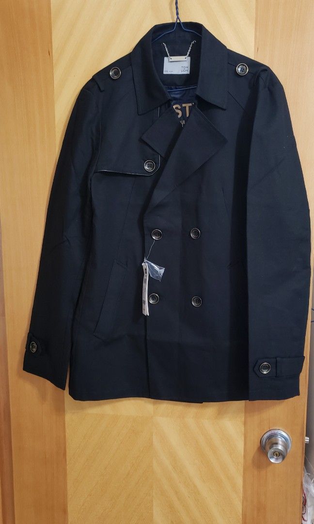 Coat （分類：外套及戶外衣服）位於 Hong Kong。 由 tinkertinker10 提交（商品編號 1197398607，圖片 3）。簡介： Ton Lion Unisex coat in black colour. Length 31 inches and shoulder 18 inches.。