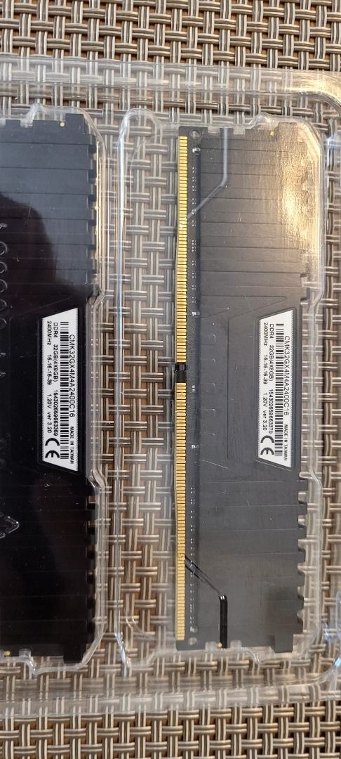 Corsair VENGEANCE 16GB 2X8GB DDR4 LPX CMK32GX4M4A2400C16