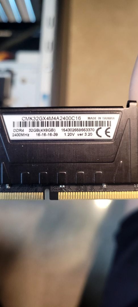 Corsair VENGEANCE 16GB 2X8GB DDR4 LPX CMK32GX4M4A2400C16