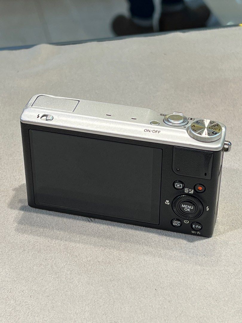 Fujifilm XQ2 銀色極新絕版隨身輕便機仔有內置閃燈仔玩變焦鏡頭最大