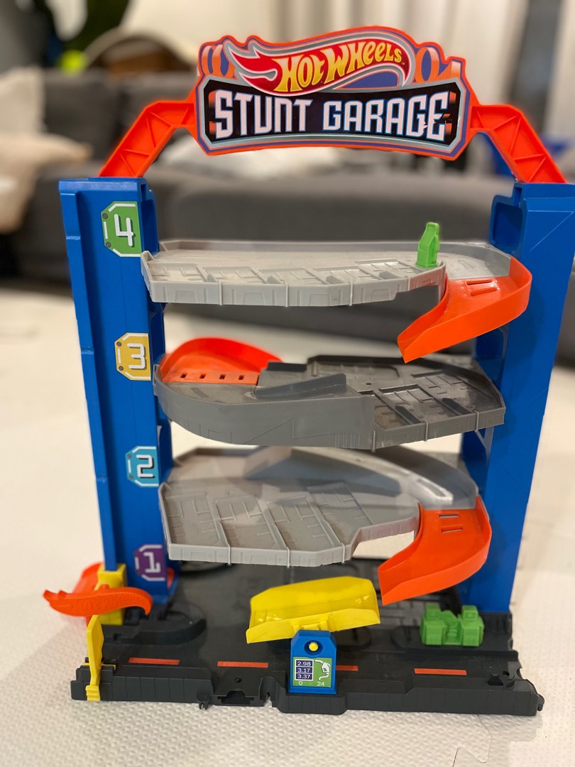 Hot Wheels Stunt Garage, Hobbies & Toys, Toys & Games on Carousell