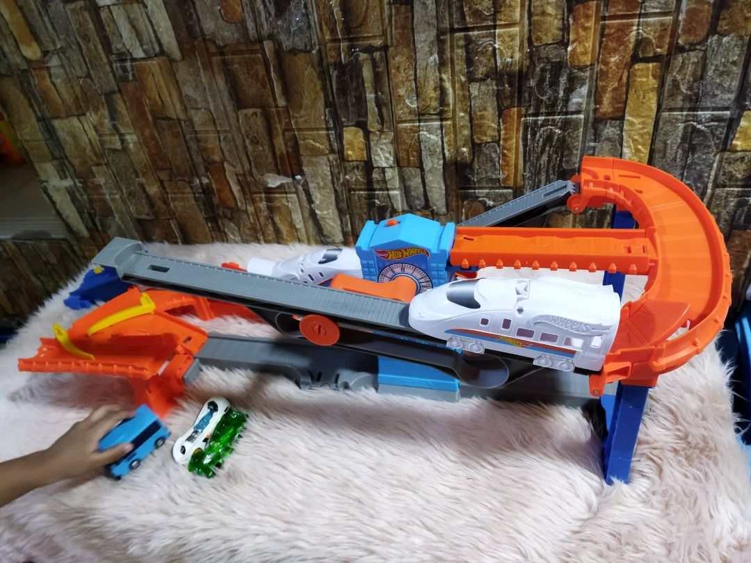 Hot wheels Train express (Battery operated), Hobbies & Toys, Toys
