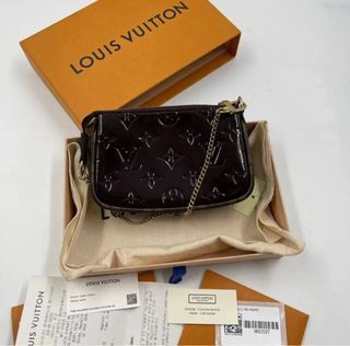 LV mini pochette