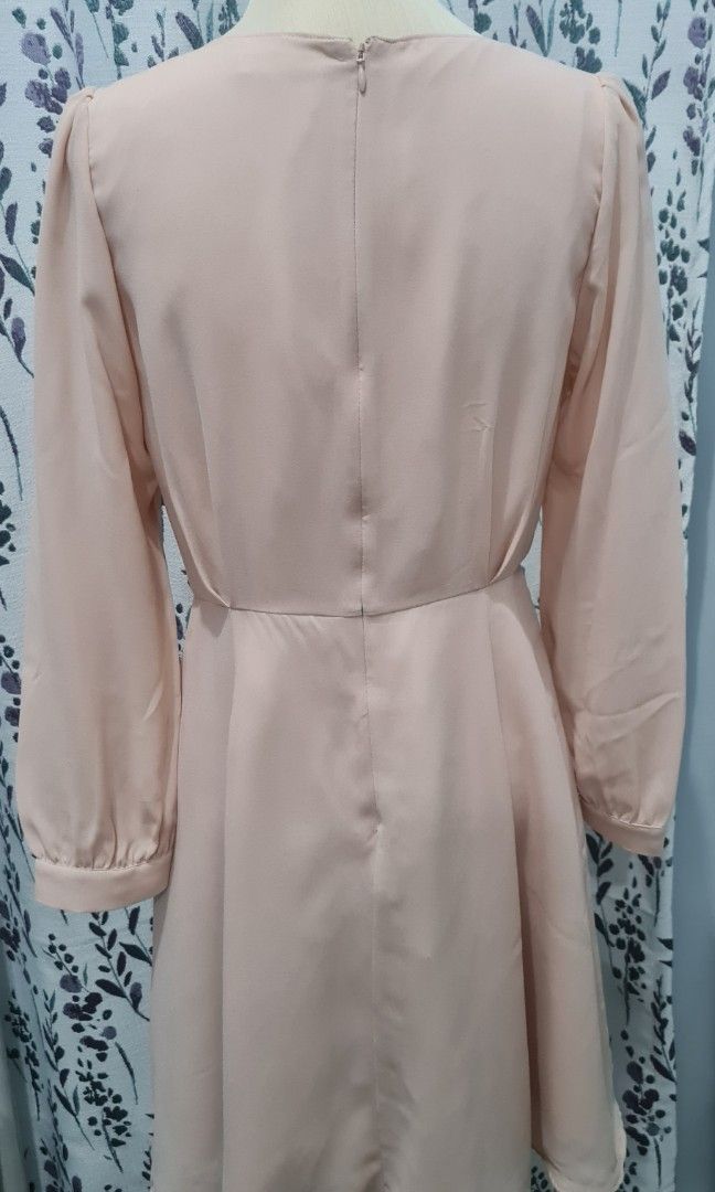 Preloved: Peach long-sleeved dress (Category: Dresses) located in Binan City. Submitted by thefayeshop (Listing ID 1197413622, Image 3). Description: fits small to medium frame.