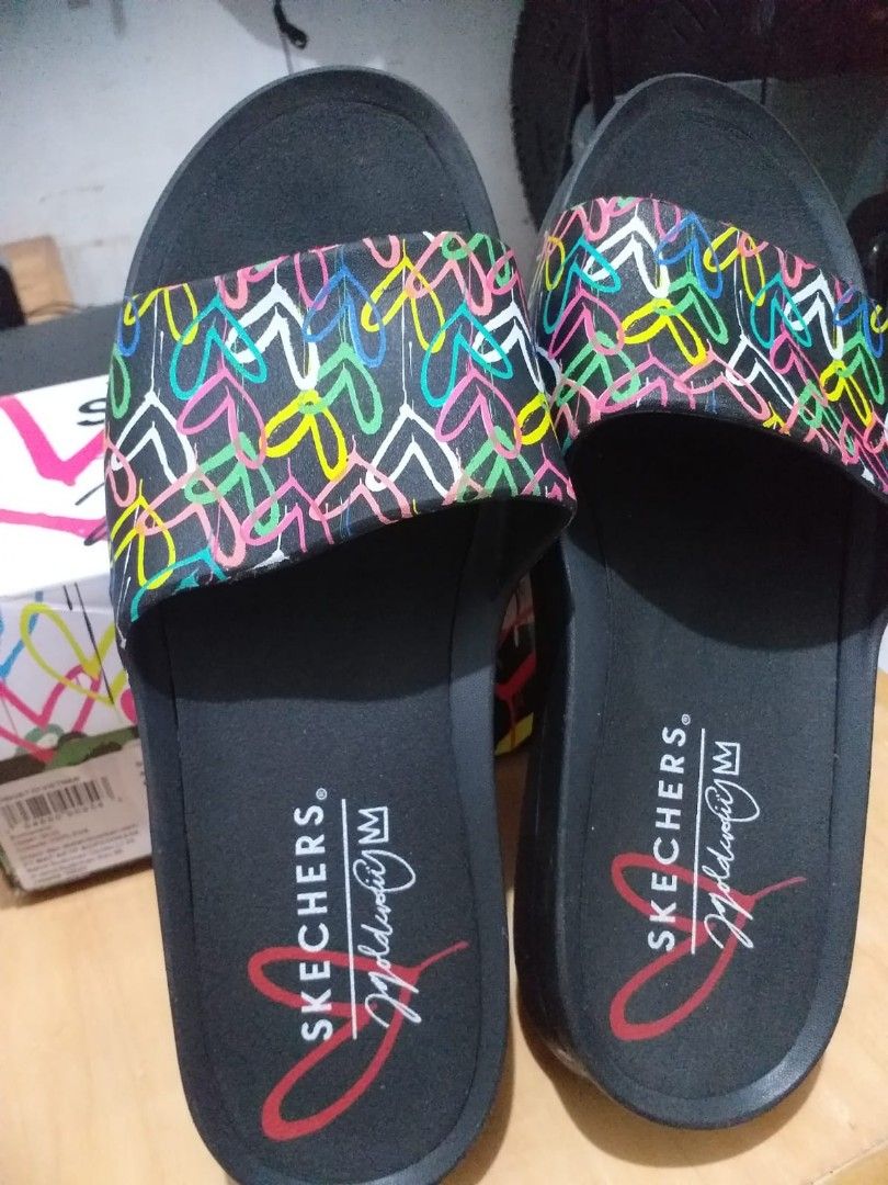 Preloved sendal SKECHERS Fesyen Wanita Sepatu di Carousell