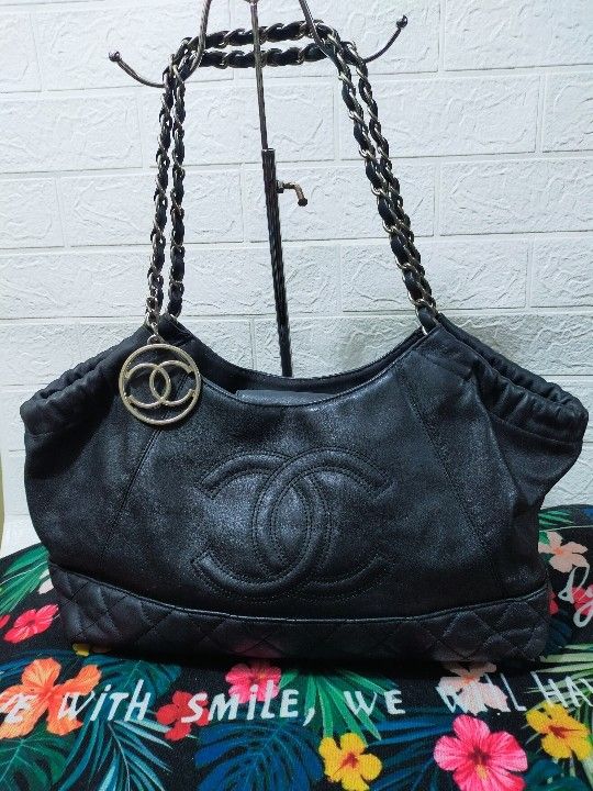 Vintage Chanel Caviar Leather (Category: Luxury Bags & Wallets) located in La Trinidad. Submitted by xef06 (Listing ID 1197324660, Image 1). Description: excellent leather n leather supernice.