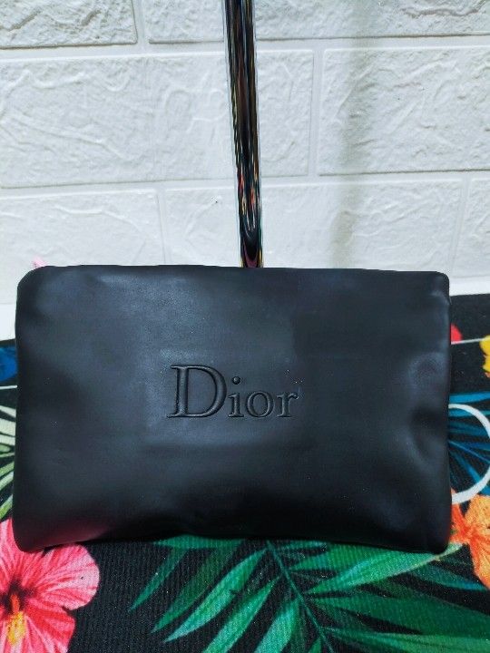 Vip Dior pouch (Category: Luxury Bags & Wallets) located in La Trinidad. Submitted by xef06 (Listing ID 1197326735, Image 1). Description: super nice.