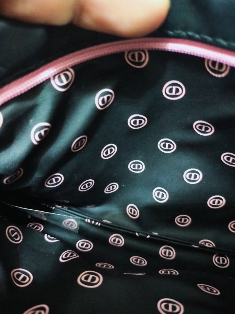 Vip Dior pouch (Category: Luxury Bags & Wallets) located in La Trinidad. Submitted by xef06 (Listing ID 1197326735, Image 3). Description: super nice.