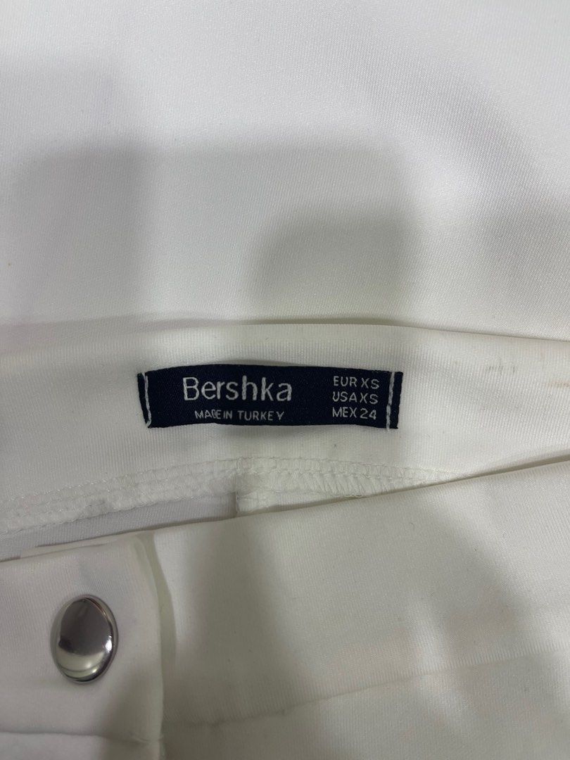 Bershka White Leggings (Category: Other Bottoms) located in Taguig. Submitted by lala_f (Listing ID 1197655219, Image 2). Description: *has a hole on the crotch area but easily fixable .