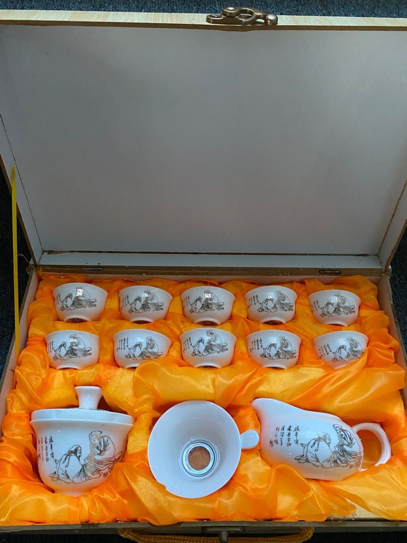 Chinese Tea Set (Category: Coffee & Tea Tableware) located in Tiaong. Submitted by bopeep23 (Listing ID 1197696672, Image 3). Description:  Bought from a Chinese family in Singapore.  Never been use. Only for display purpose.  Fixed Price. Non negotiable.  Thanks for the interest😊👍.