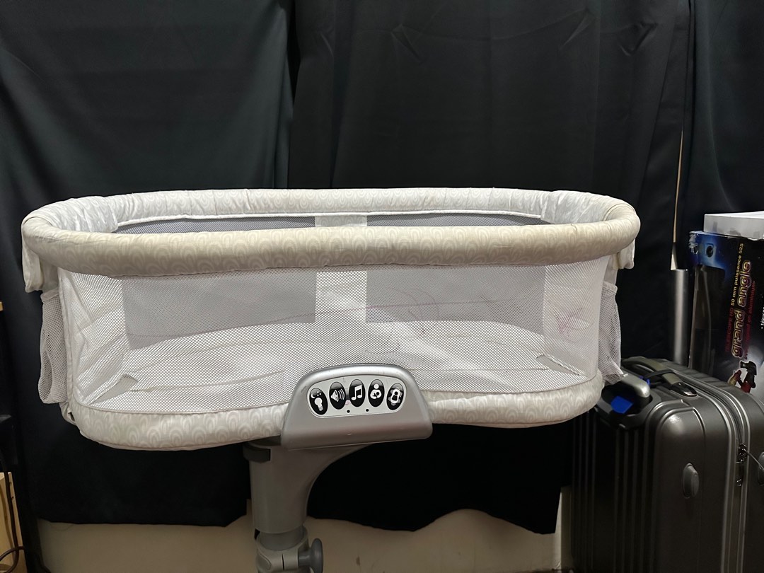 HALO BassiNest Swivel Sleeper, Babies & Kids, Baby Nursery & Kids