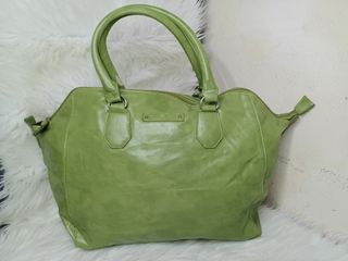 Handbag Hijau Capacci. Capacci hijau kekinian. kondisi sudut2, bagian bawah atas samping kiri kanan aman pinggiran aman. sedikit defect di handle bagian dalam kikis difoto terakjir.
 Selebihnya masih aman enggak ada kelupas sobek. Puring bersih.