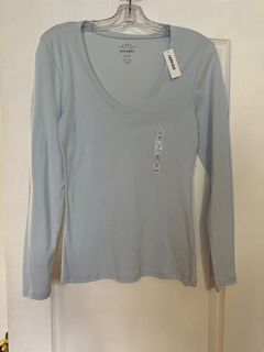 OLD NAVY ladies baby blue V-Neck top. Long sleeve. Size medium. New with tag 🏷️