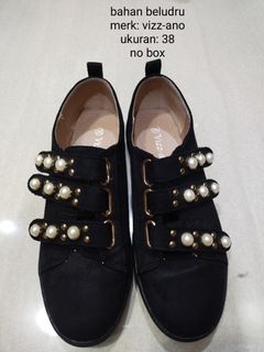 Sepatu bahan beludru
