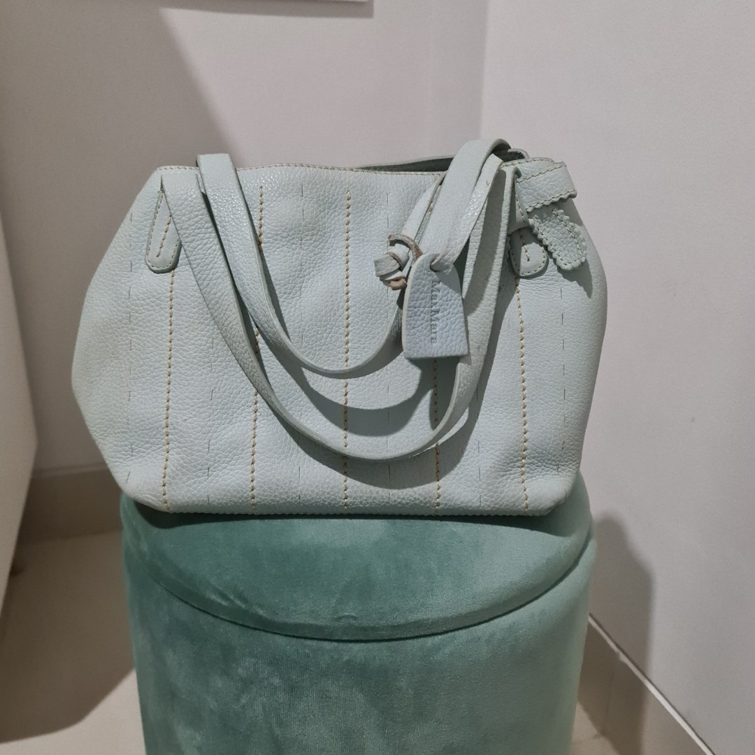 Tas cantik brand Max Mara bahan kulit .Qualitas premium. Ada bonus tas kecilnya di dalam