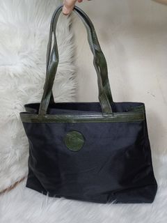 Totebag tas wanita Tote bag bahan kanvas handle kulit.
Kondisi kanvas aman tidak ada sobek rusah atau berbulu.