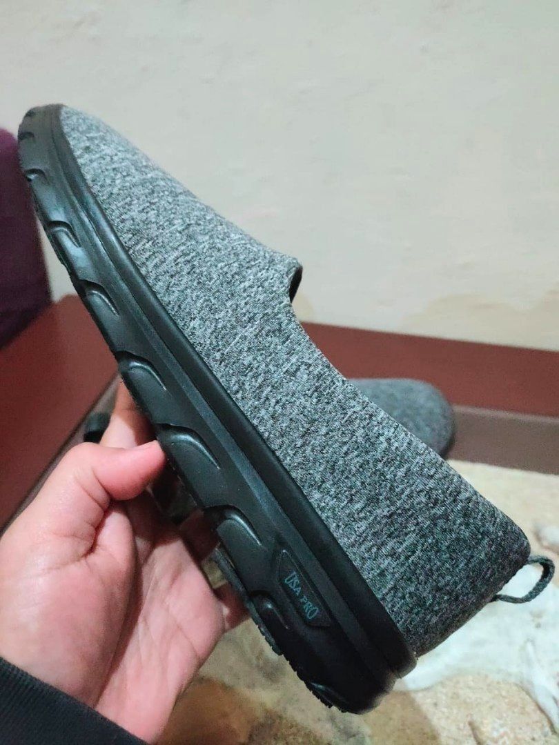 Preloved Like New Sepatu USA PRO IOLITE SLIP ON Fesyen Wanita