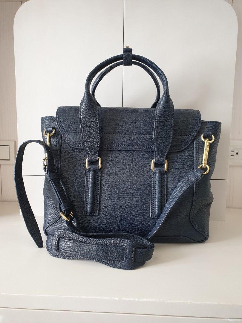 由 rainie_little (刊登 ID 283181672，圖片 2) 提交，位於 台北市 (Taipei) 的 3.1 Phillip Lim Pashli Medium Satchel Navy壓紋牛皮兩用手提肩背包深藍 男女皆可用 (類別：精品包與皮夾)，說明：- 尺寸25X32X10cm，可放A4 - 檢查有點瑕疵請見最後四張圖 - 用過兩次，幾乎全新 - 用習慣小包幾乎沒有在背，保護的非常好 - 新加坡專櫃購入新幣1330約台幣30000，絕對正品 - 配件都有附，只是收據已遺失。