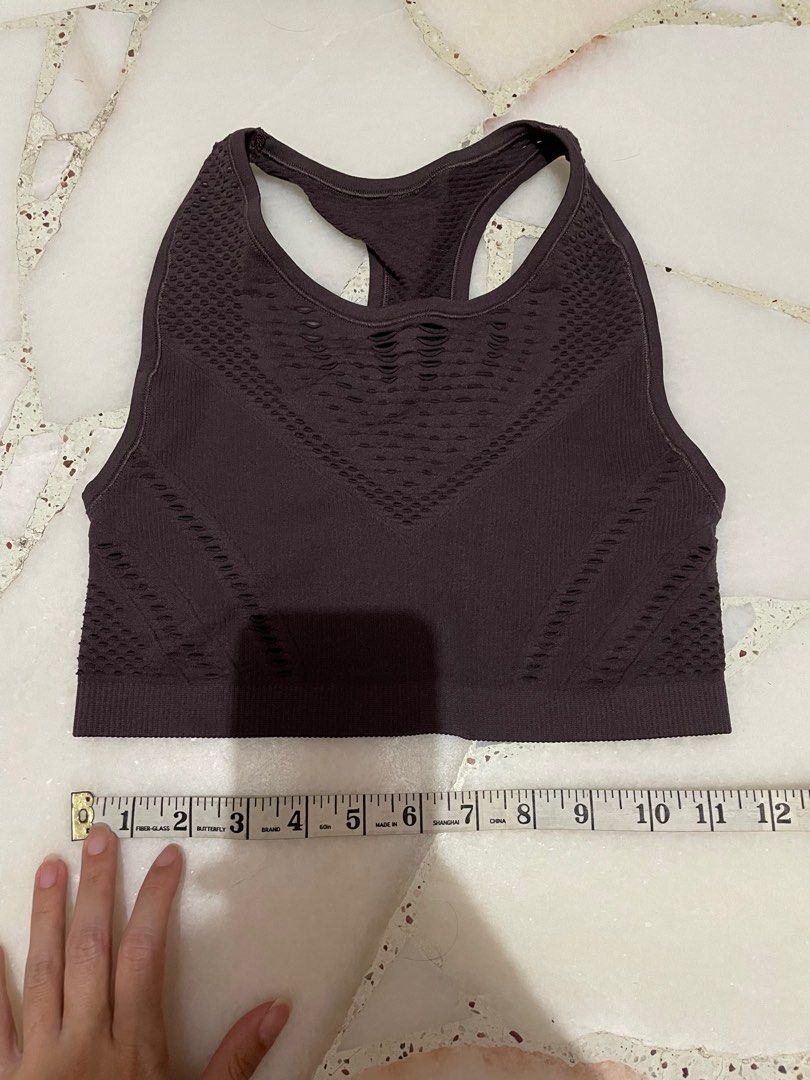 Alo purple crop top (Category: Activewear) located in Singapore. Submitted by dusk_sky (Listing ID 1197927980, Image 1). Description: Only worn once In very good condition See photos for measurements .