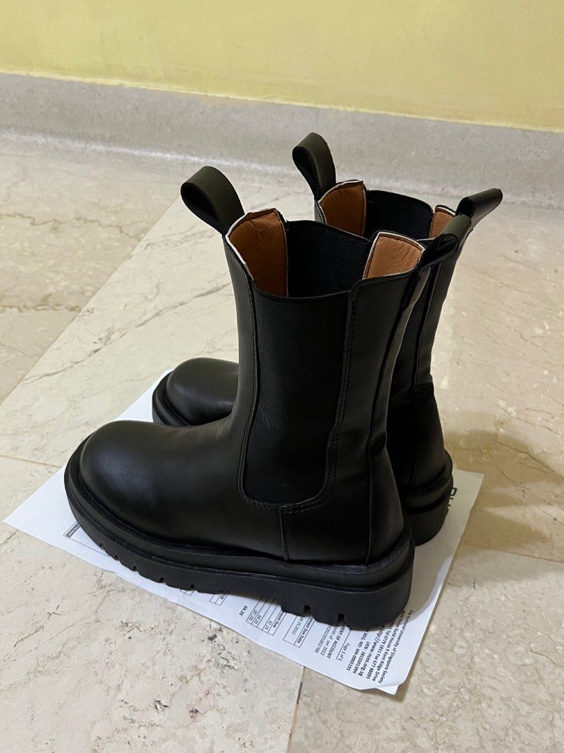 Matte black boots store
