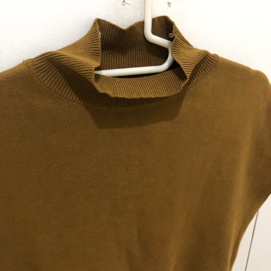 Brown knit top (Category: Blouses) located in Quezon City. Submitted by secondhandcommunity (Listing ID 1197884030, Image 2). Description: Stretchy Fits S-M .
