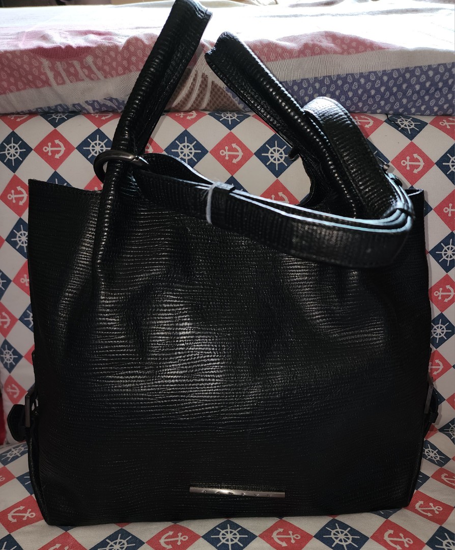 Carlyn shoulder bag in black, Women's Fashion, Bags & Wallets, Shoulder ...