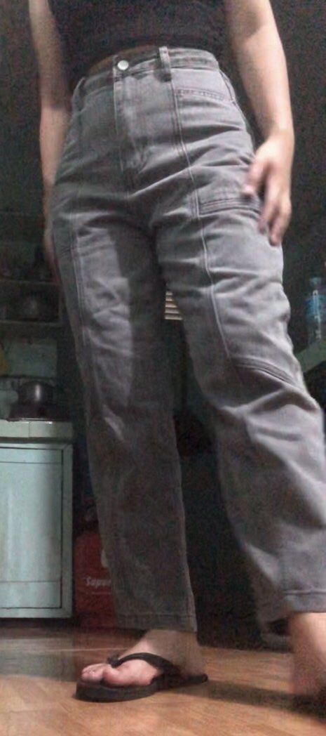Highwaist Cargo Jeans (Category: Jeans) located in Manila. Submitted by dclutterrr (Listing ID 1197844781, Image 2). Description: Waistline/Front Rise/Length measured through medida in INCHES W: 24-25 R: 12 L: 37 RFS - medyo masikip sakin, size 27-28 na ko now e you can message me for more pics or for any queries :)).