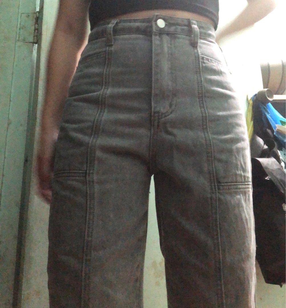 Highwaist Cargo Jeans (Category: Jeans) located in Manila. Submitted by dclutterrr (Listing ID 1197844781, Image 1). Description: Waistline/Front Rise/Length measured through medida in INCHES W: 24-25 R: 12 L: 37 RFS - medyo masikip sakin, size 27-28 na ko now e you can message me for more pics or for any queries :)).
