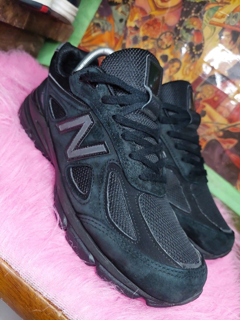 NEW BALANCE 990 v4 size 9 men. Women 10.5, Men