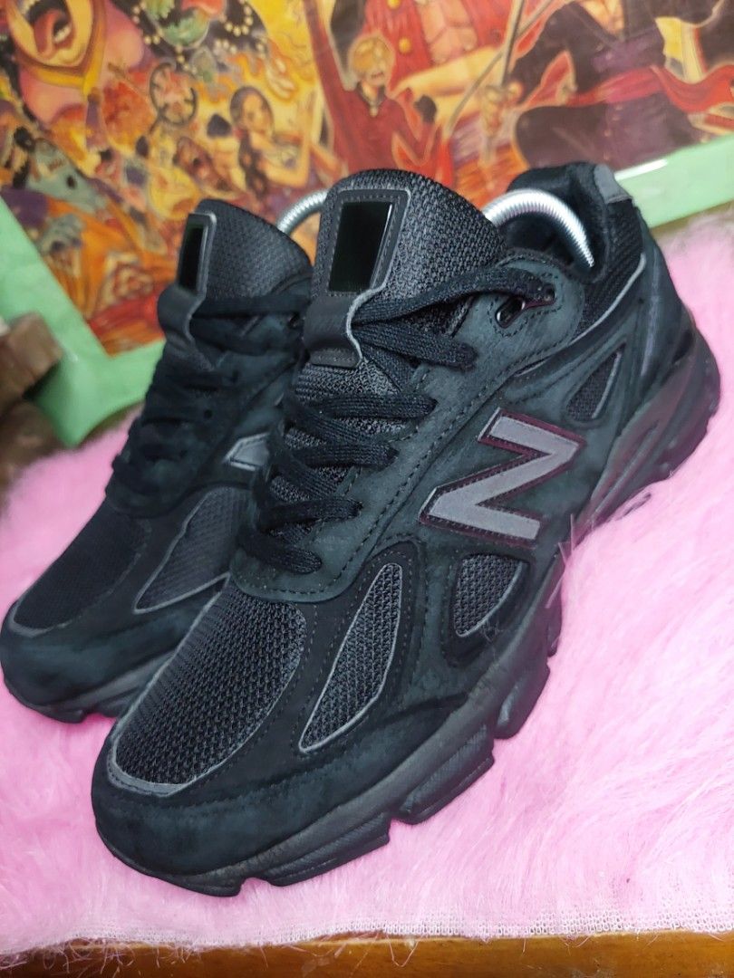 NEW BALANCE 990 v4 size 9 men. Women 10.5, Men