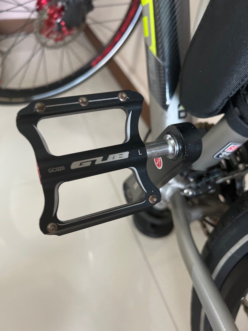 Polygon (Category: Bicycles) located in Singapore. Submitted by dragonworld (Listing ID 1182907487, Image 7). Description: Detail of the bike. 1. Replace wheelset with loud hub 2. KMC gold chain with half hollow 3. Crank reduce to shimano 4. Rotor rplace to red colour with good brand 5. Carbon handle bar 6. Carbon seat post 7. Seat post clamp 8.ring bell 9. Pedal gub type If you buy the bike free bicycle holding rack. Come down test and you will 
