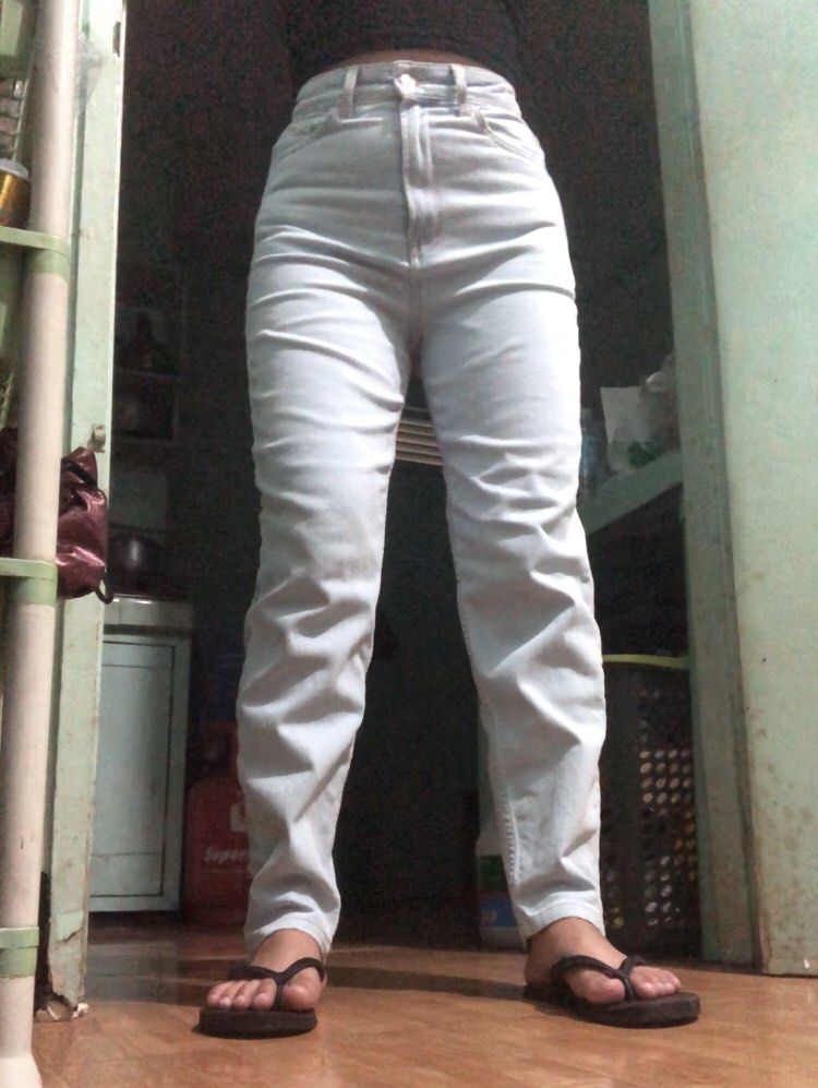 Stradivarius High Waisted Baggy Jeans (Category: Jeans) located in Manila. Submitted by dclutterrr (Listing ID 1197848332, Image 2). Description: Waistline/Front Rise/Length measured through medida in INCHES W: 24-25 R: 12.5 L: 38.5 bought this on shopee for 549 pesos plus sf. once lang nagamit. RFS - masikip na sakin huhu, size 27-28 na ko now e. once ko lang po nagamit to you can message me for more pics or for any queries :)).