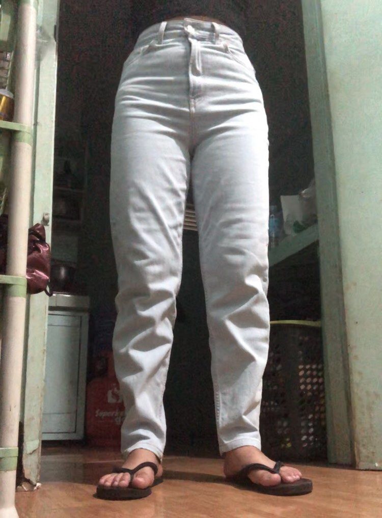 Stradivarius High Waisted Baggy Jeans (Category: Jeans) located in Manila. Submitted by dclutterrr (Listing ID 1197848332, Image 3). Description: Waistline/Front Rise/Length measured through medida in INCHES W: 24-25 R: 12.5 L: 38.5 bought this on shopee for 549 pesos plus sf. once lang nagamit. RFS - masikip na sakin huhu, size 27-28 na ko now e. once ko lang po nagamit to you can message me for more pics or for any queries :)).