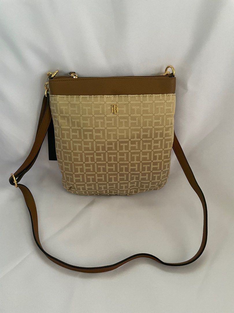 Tommy Hilfiger crossbody bag, Women's Fashion, Bags & Wallets, Crossbody Bags on Carousell