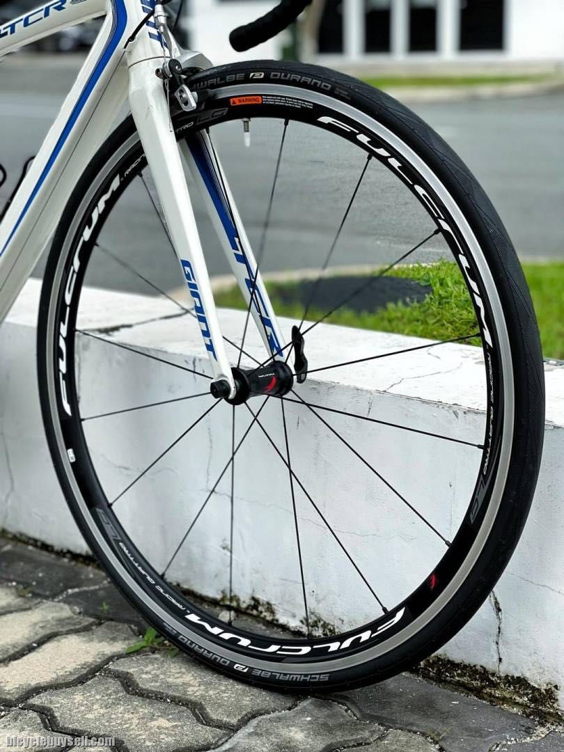 Used giant tcr road bike for deals sale