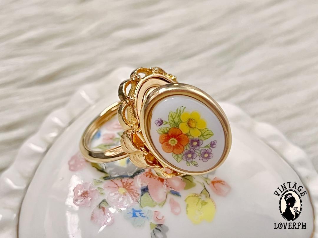 SIGNED Vintage Avon Hinged Locket Ring Gold Tone Porcelain Flower