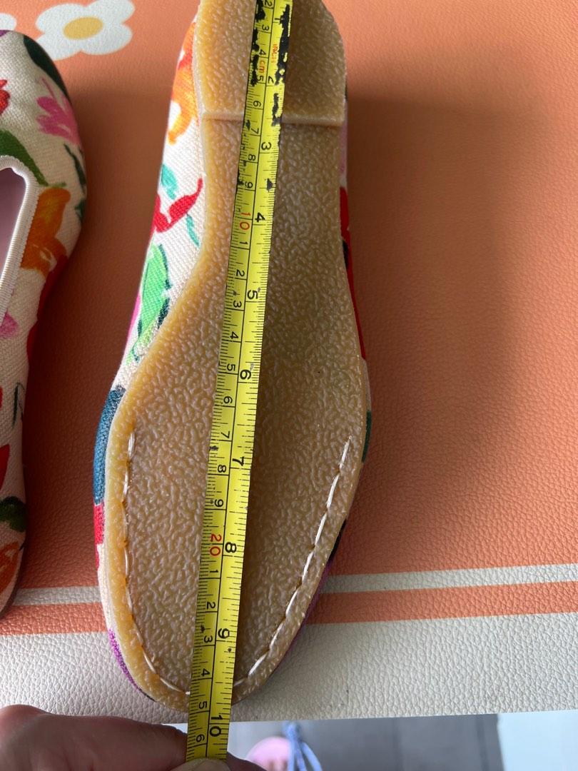 Authentic (Category: Flats) located in Singapore. Submitted by pinky_stone (Listing ID 1194204086, Image 4). Description: A bit tight for me. Almost brand new Size 36.5 to Size 37 .