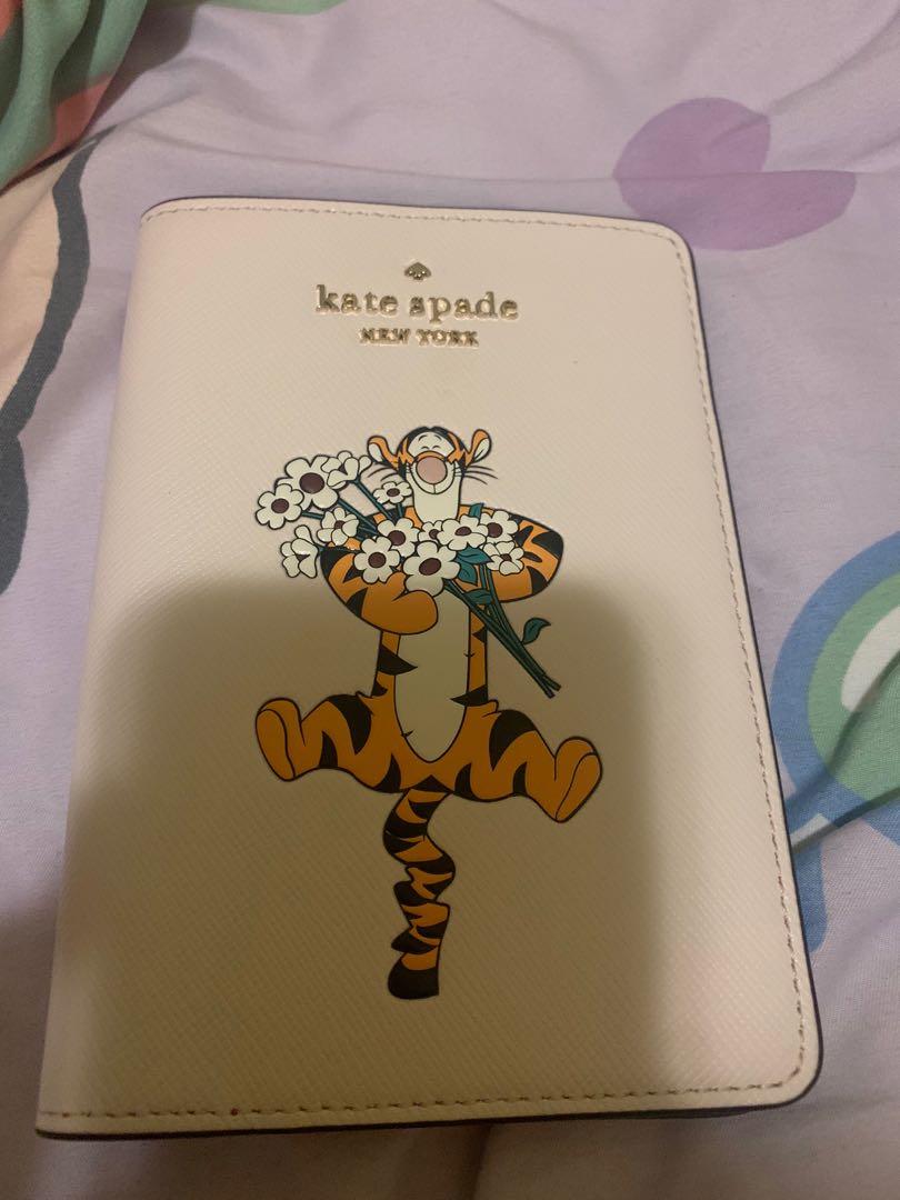 Kate spade Tigger passport holder, 女裝, 手袋及銀包, 銀包、卡片套 Carousell