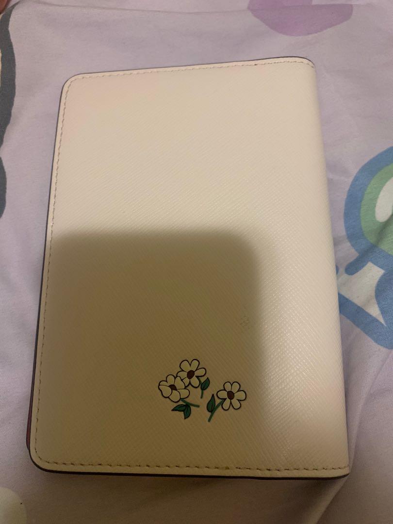 Kate spade Tigger passport holder, 女裝, 手袋及銀包, 銀包、卡片套 Carousell