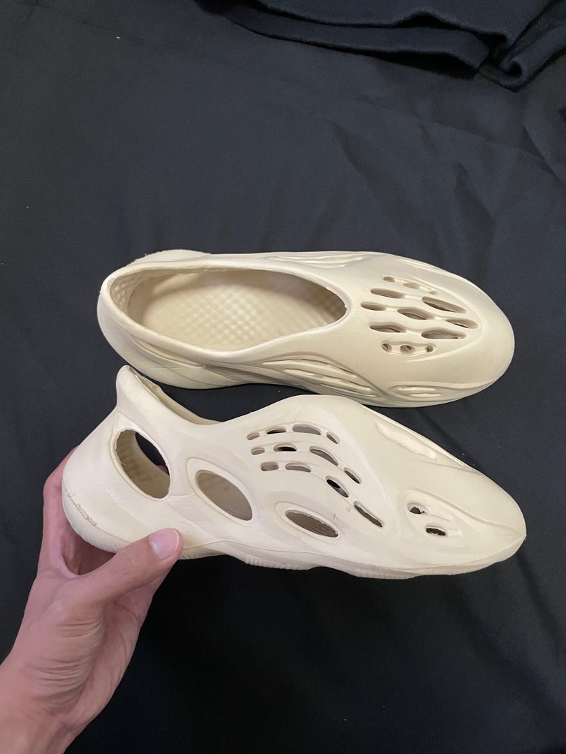 Not yeezy foam runner, Men's Fashion, Footwear, Flipflops and Slides on