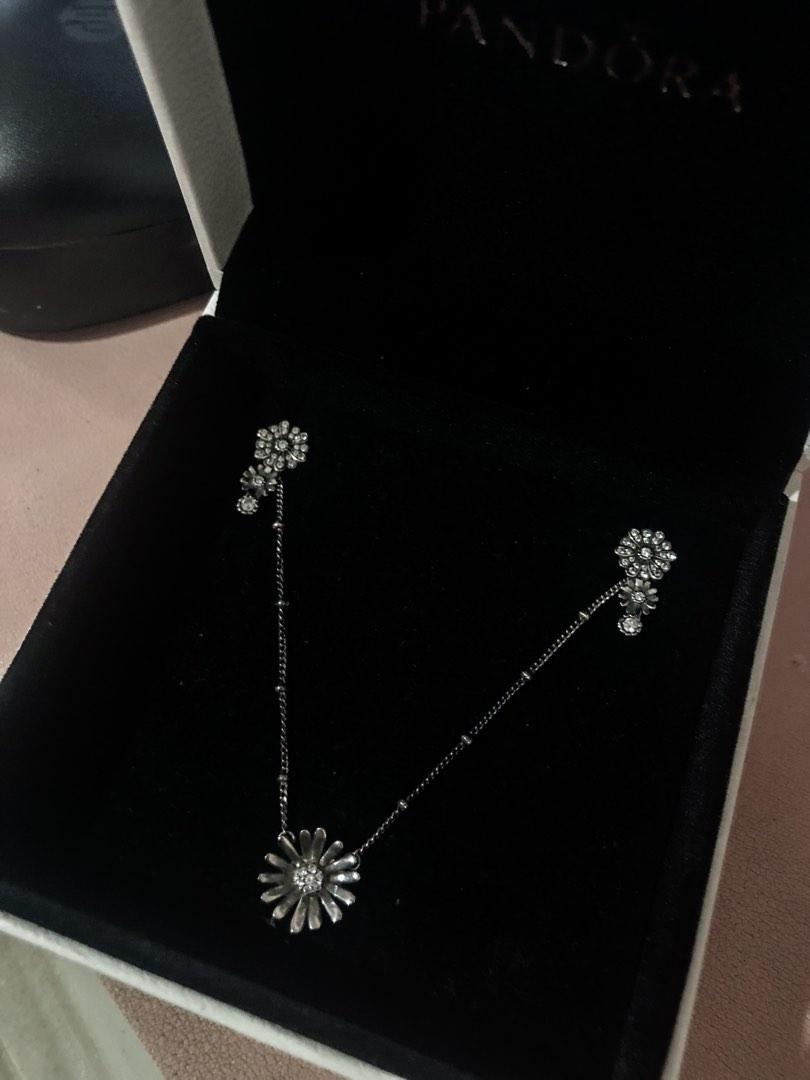 Pavé daisy top flower collier necklace