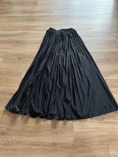 Pleated black skirt