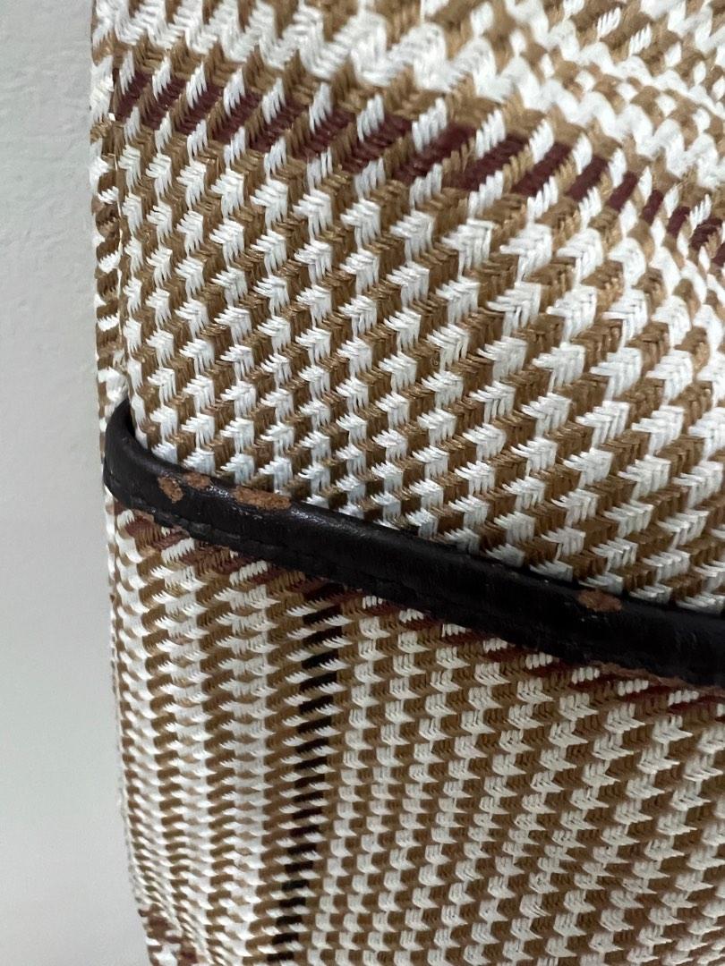 Ralph Lauren plaid shoulder bag classic (Category: Luxury Bags & Wallets) located in Carmona. Submitted by tabacheengcheeng (Listing ID 1194237936, Image 3). Description: Maayos pa medyo nababakbak lang ung trim dahil di nagagamit. .